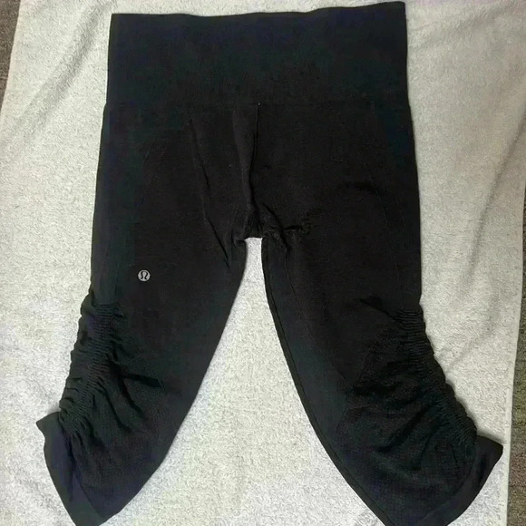 Lululemon In The Flow Crop II - Deep Coal size 6 like new - Picture 7 of 8
